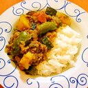 市販のルーを使わない！夏野菜たっぷりの水無しカレー